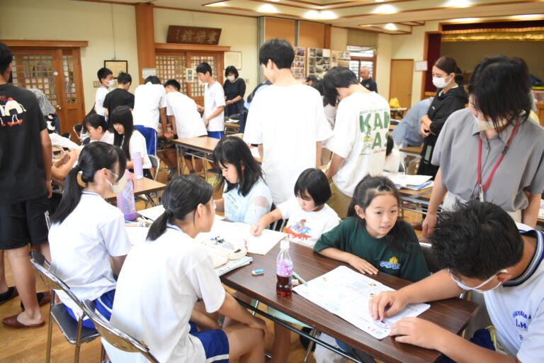 教わりながら宿題を進める子どもたち=岡山県津山市で