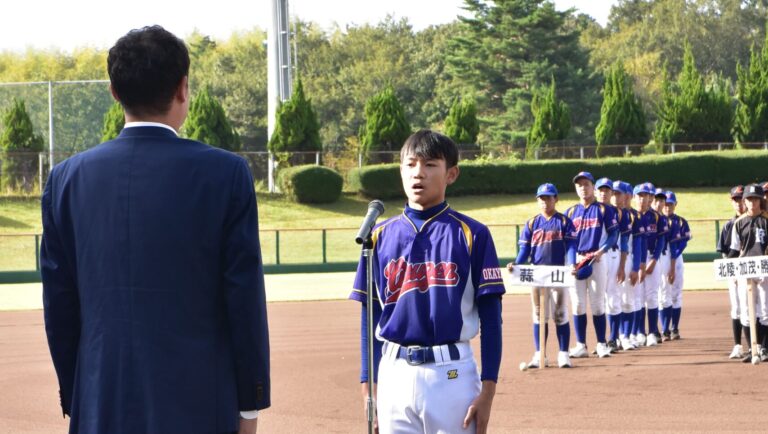 選手宣誓する蒜山中の遠藤主将=岡山県津山市で