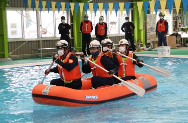 津山市消防団、ボートの手漕ぎ救助訓練