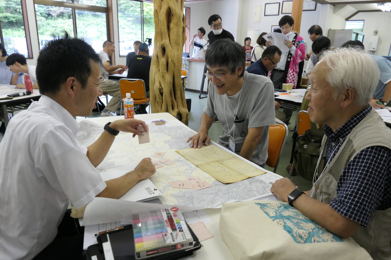 幻の路線・南勝線について語る参加者たち=岡山県真庭市で