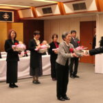 表彰状を受け取る功労者=岡山県津山市で