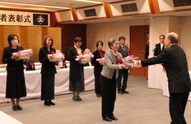 表彰状を受け取る功労者=岡山県津山市で