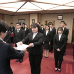 光井市長から辞令を受け取る新採用職員＝岡山県津山市で