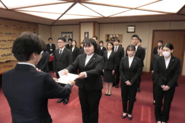 光井市長から辞令を受け取る新採用職員＝岡山県津山市で