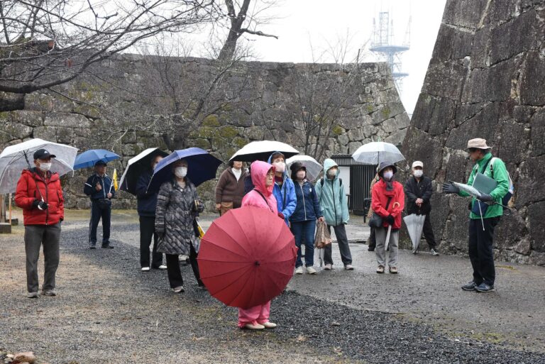 津山城の石垣について説明を受ける参加者=岡山県津山市で