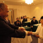 感謝状を受け取る英君=岡山県津山市で