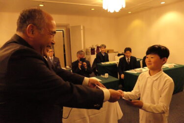 感謝状を受け取る英君=岡山県津山市で