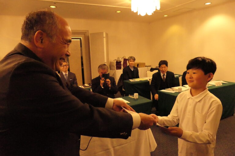 感謝状を受け取る英君=岡山県津山市で