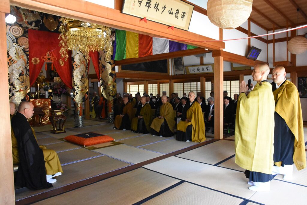謝辞を述べる清涼晃輝住職
