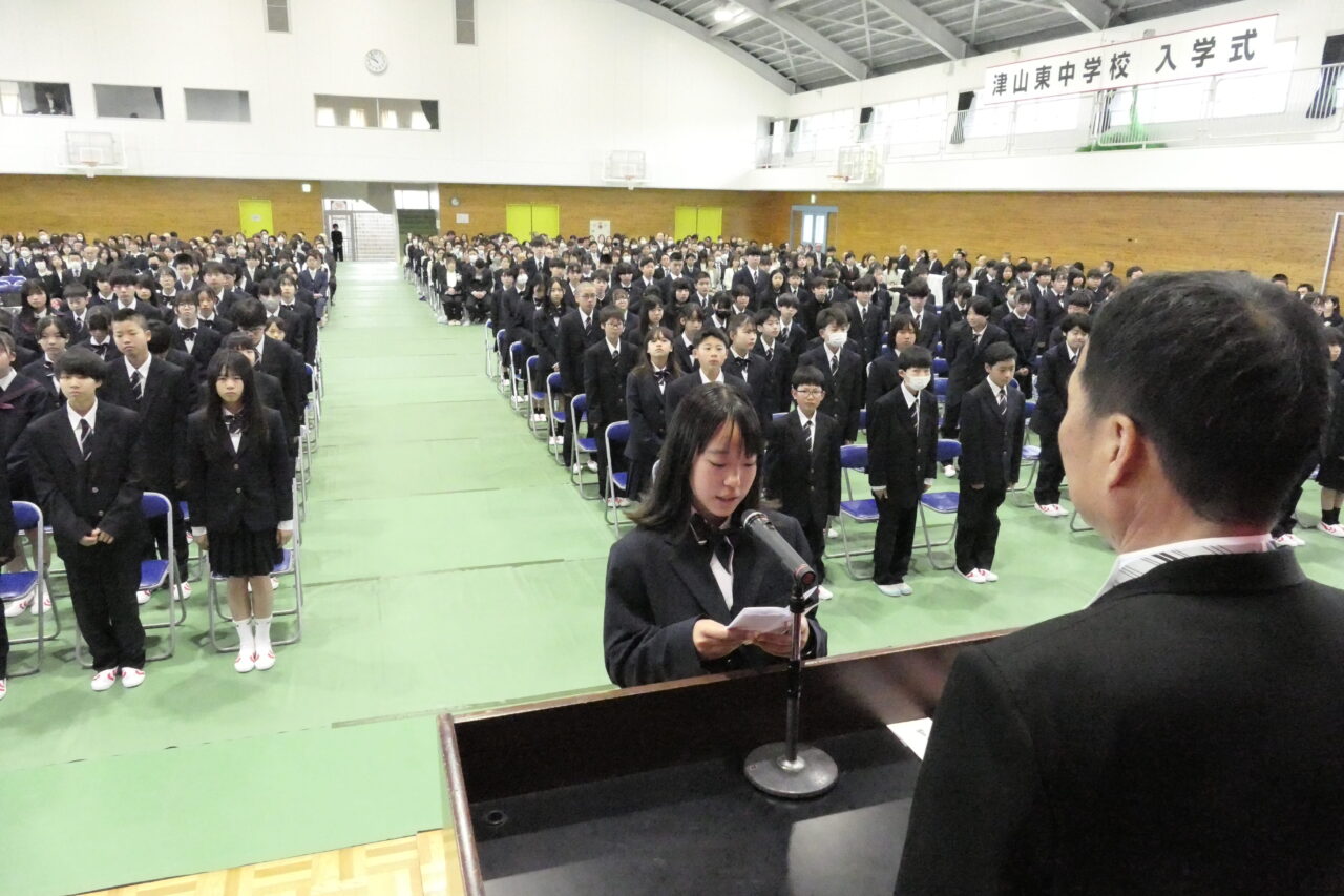 誓いの言葉を述べる新入生代表＝岡山県津山市、津山東中で