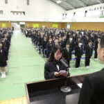 誓いの言葉を述べる新入生代表＝岡山県津山市、津山東中で