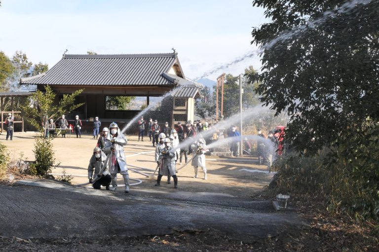 田熊八幡神社で訓練に励む団員たち