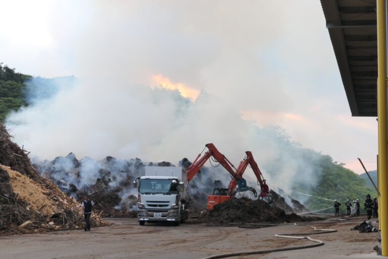 消火活動が続く真庭バイオマス集積基地第2工場＝6月30日午後6時10分撮影、岡山県真庭市で