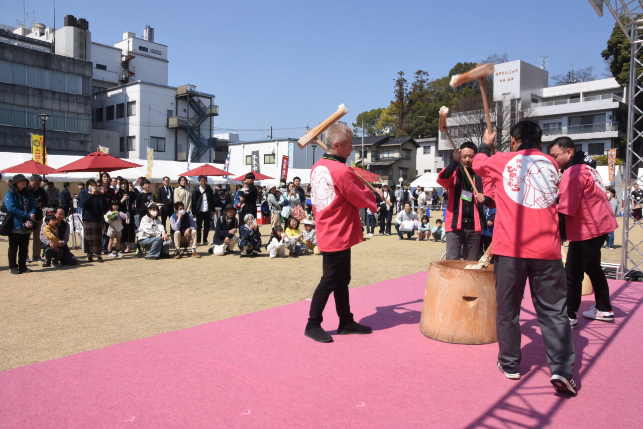 新庄村のヒメノモチの伝統餅つき＝岡山県津山市、城下スクエアで