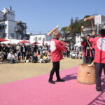 新庄村のヒメノモチの伝統餅つき＝岡山県津山市、城下スクエアで