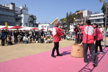 新庄村のヒメノモチの伝統餅つき＝岡山県津山市、城下スクエアで