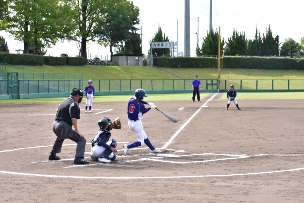 熱戦を繰り広げる選手たち（蒜山―北陵・加茂・勝北）