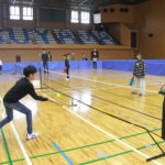 ピックルボールを楽しむ小学生＝岡山県津山市で