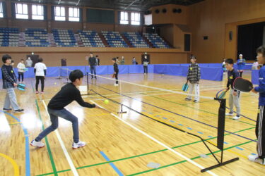 ピックルボールを楽しむ小学生＝岡山県津山市で