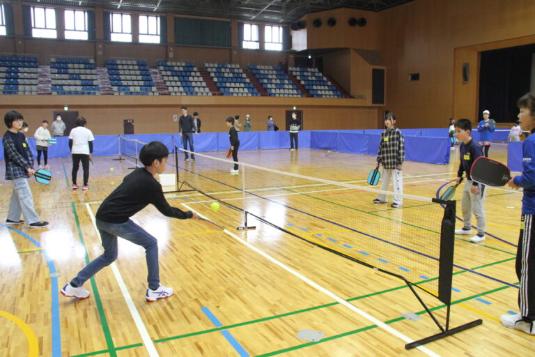 ピックルボールを楽しむ小学生＝岡山県津山市で
