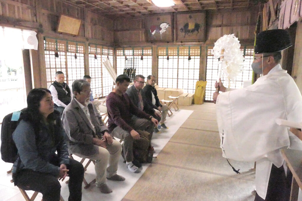 中山神社で昇段試験合格を祈願する一行