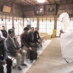 中山神社で昇段試験合格を祈願する一行