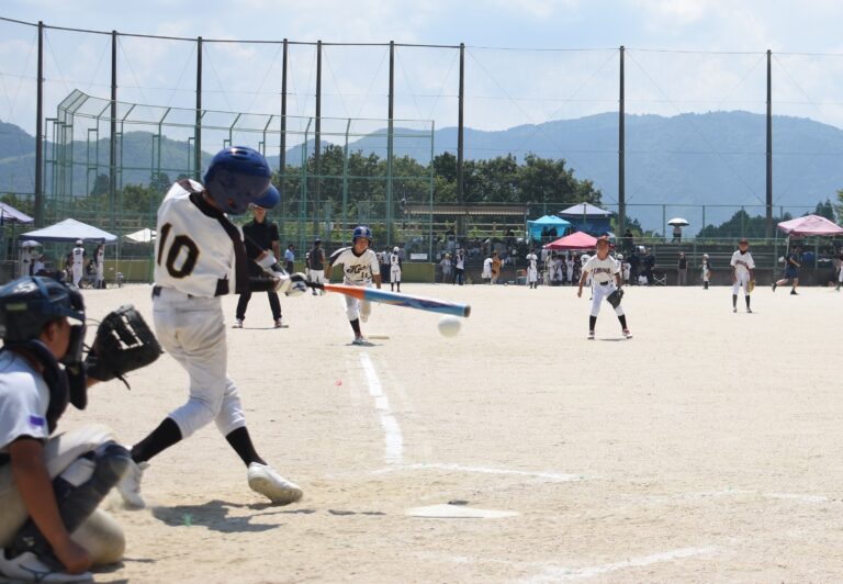 熱戦を繰り広げる選手たち=岡山県津山市で