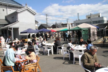 多くの人でにぎわう会場=岡山県津山市で