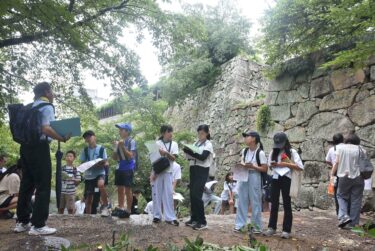 津山城を見学する子どもたち=岡山県津山市で