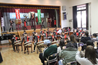 かわいらしい作陽保育園児たちの和太鼓演奏=岡山県津山市で