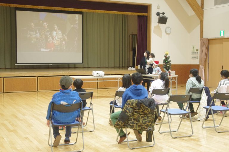 外国の文化について学ぶ子どもたち