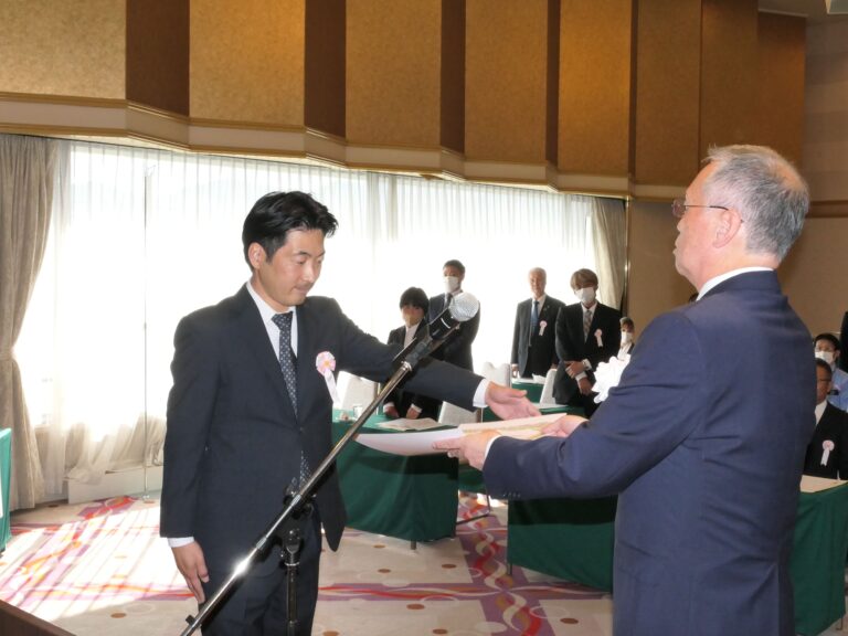 表彰を受ける原田さん＝岡山県津山市で