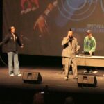 主題歌「53号線」を歌うJｰREXXXさん（中央）ら