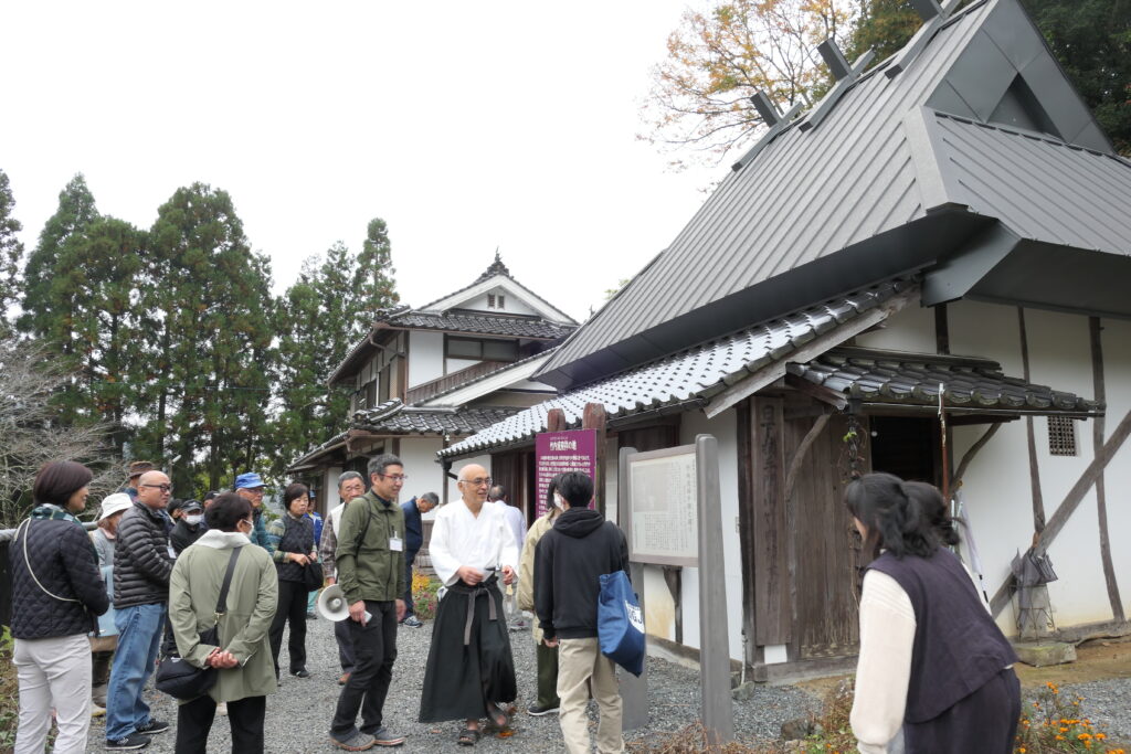 竹内流宗家の道場を訪ねた一行の様子