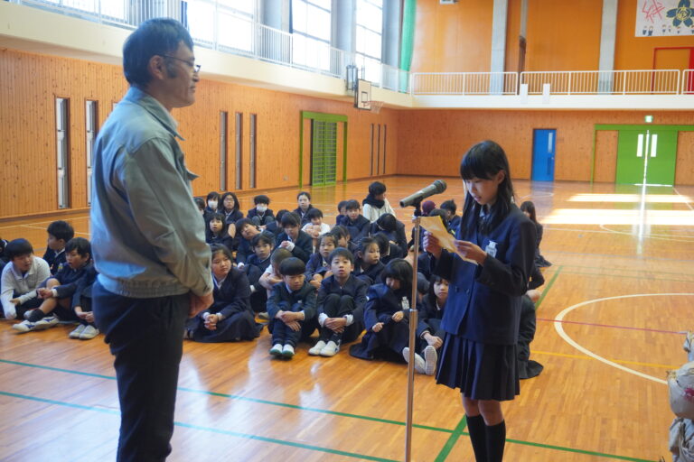 支援米贈呈の言葉を述べる児童=岡山県津山市で