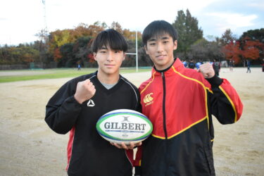 ラグビーの全国大会に出場する宮地兄弟。津山高専の昭太郎さん（左）と県選抜の太陽君=岡山県津山市で