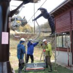 リフトに座席を取り付ける職員たち=岡山県鏡野町で