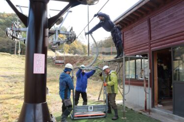 リフトに座席を取り付ける職員たち=岡山県鏡野町で