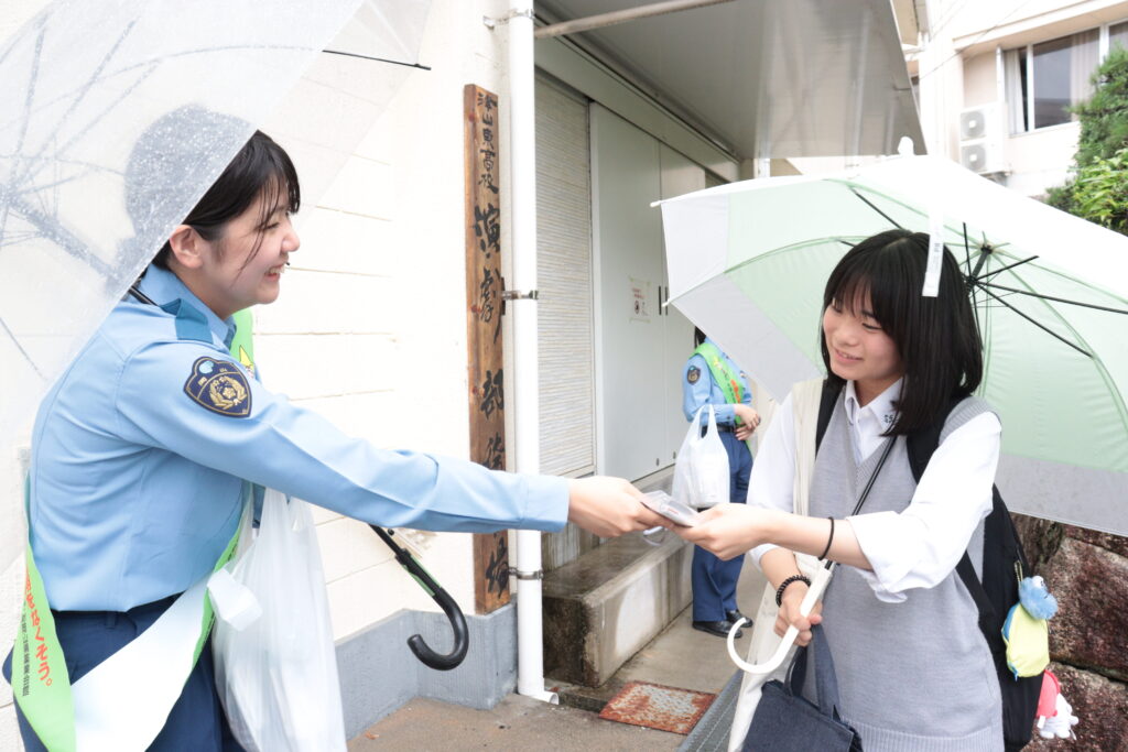 呼びかけに耳を傾ける高校生