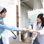 呼びかけに耳を傾ける高校生