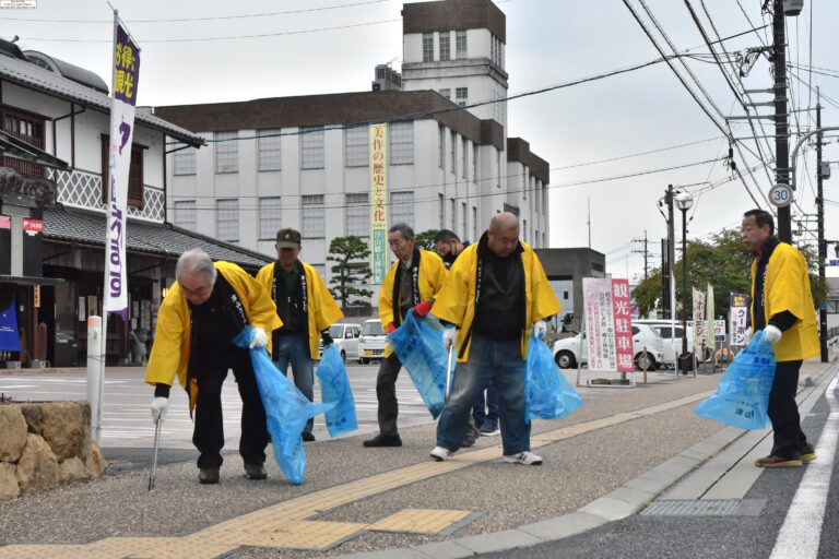 清掃奉仕活動に取り組む津山さくらＬＣのメンバー=岡山県津山市で