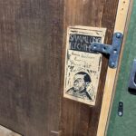 絵画の裏に貼られた偽装ラベル（山田養蜂場提供）