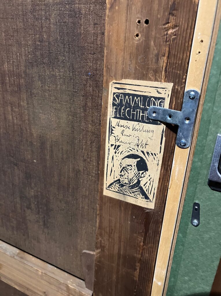 絵画の裏に貼られた偽装ラベル（山田養蜂場提供）
