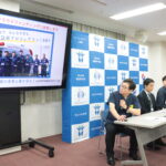 高規格救急車の導入に向けたクラウドファンディングについて説明する岡病院長（左）ら＝岡山県津山市で