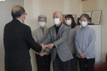 厳しい寒さの中頑張っている人たちのために　約13万円の被災地支援金　有効活用してもらいたい／岡山・津山市　