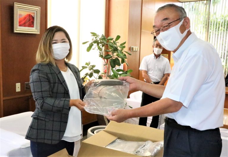 プロゴルファー・東浩子さん（28）、新型コロナ感染予防の品を贈呈