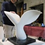 石彫「風の舞」の縮小サイズ作品と武藤さん