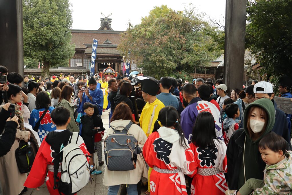 御鳳輦出発前のにぎわう中山神社