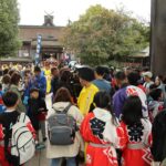 御鳳輦出発前のにぎわう中山神社