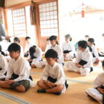 座禅に挑戦する子どもたち＝岡山県美咲町で